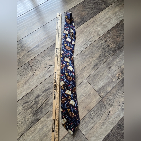 Alynn Mens "Is There A Doctor In The House" Silk Tie - Picture 7 of 9